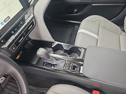 Used 2025 Toyota Camry SE image 28