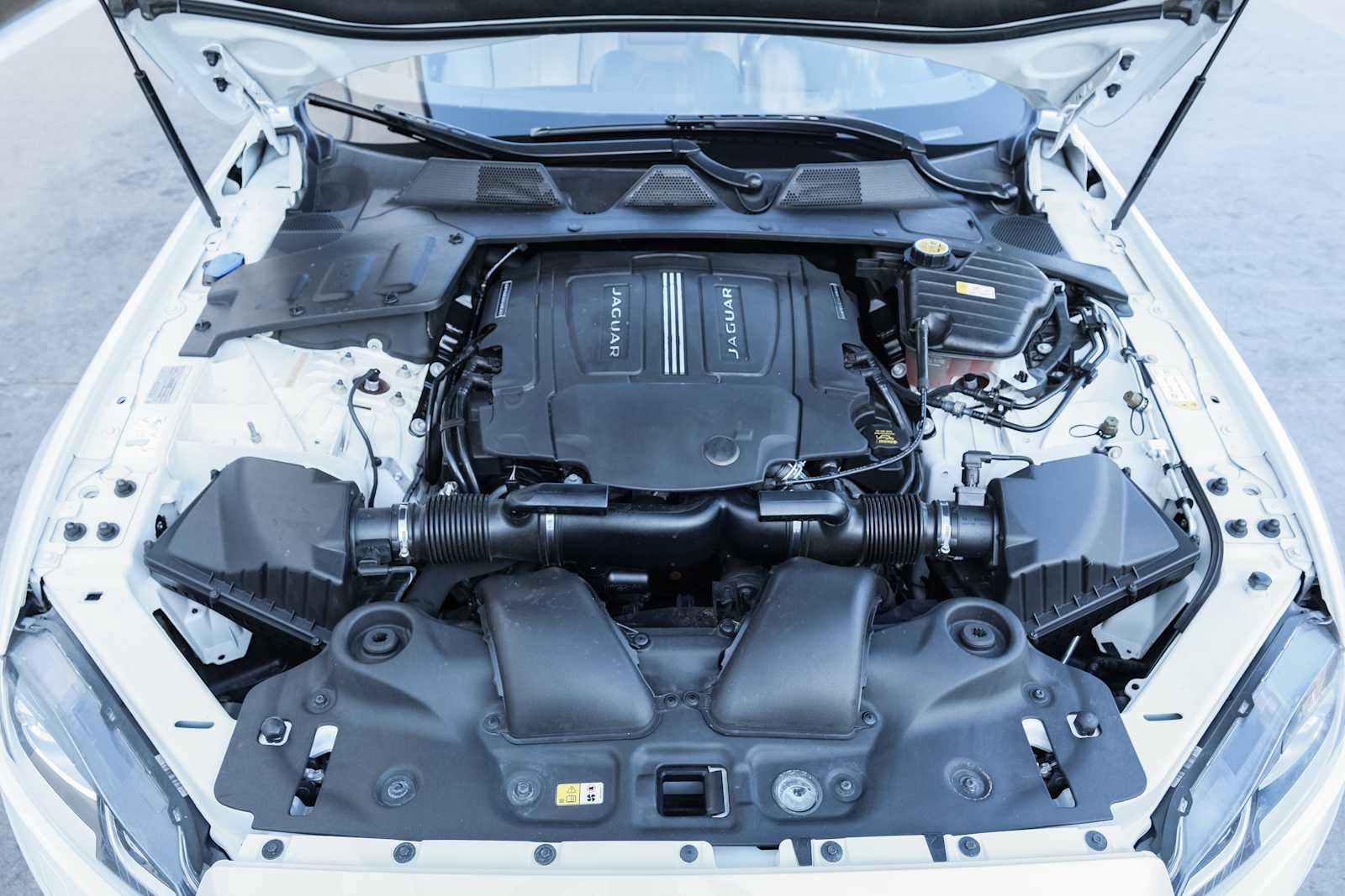 Used 2017 Jaguar XJ R-Sport RWD image 53