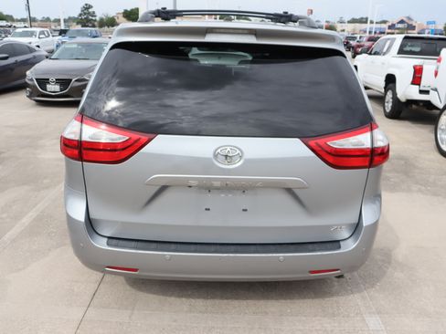 Used 2017 Toyota Sienna XLE w/ XLE Navigation Package image 10