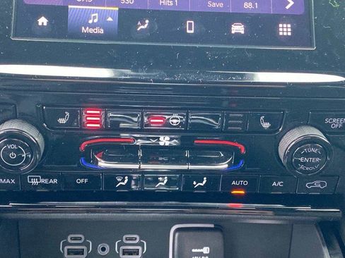 Used 2025 Jeep Grand Cherokee Altitude image 14