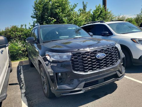 Used 2025 Ford Explorer ST-Line w/ Premium Package RWD image 3