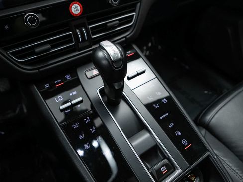 Certified 2024 Porsche Macan AWD/4WD image 27