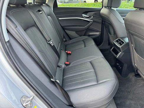 Used 2022 Audi e-tron Premium Plus w/ Premium Plus Package image 27