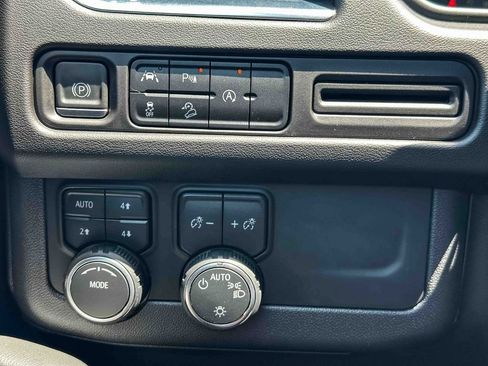 Used 2023 Chevrolet Suburban Premier AWD/4WD image 36