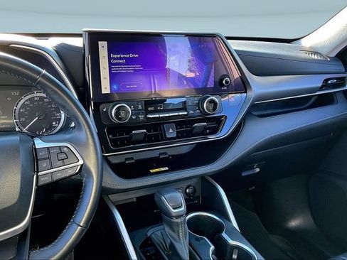 Used 2023 Toyota Highlander XLE image 9