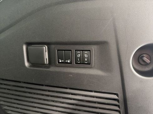 Used 2023 Chevrolet Suburban RST w/ Luxury Package image 18