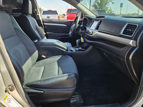 Used 2017 Toyota Highlander Plus w/ Protection Package #3 FWD image 26