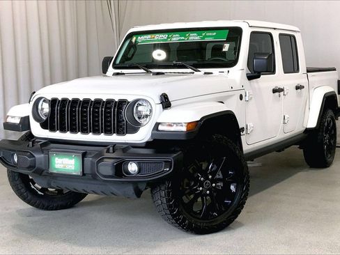 Used 2024 Jeep Gladiator Sport AWD/4WD image 12