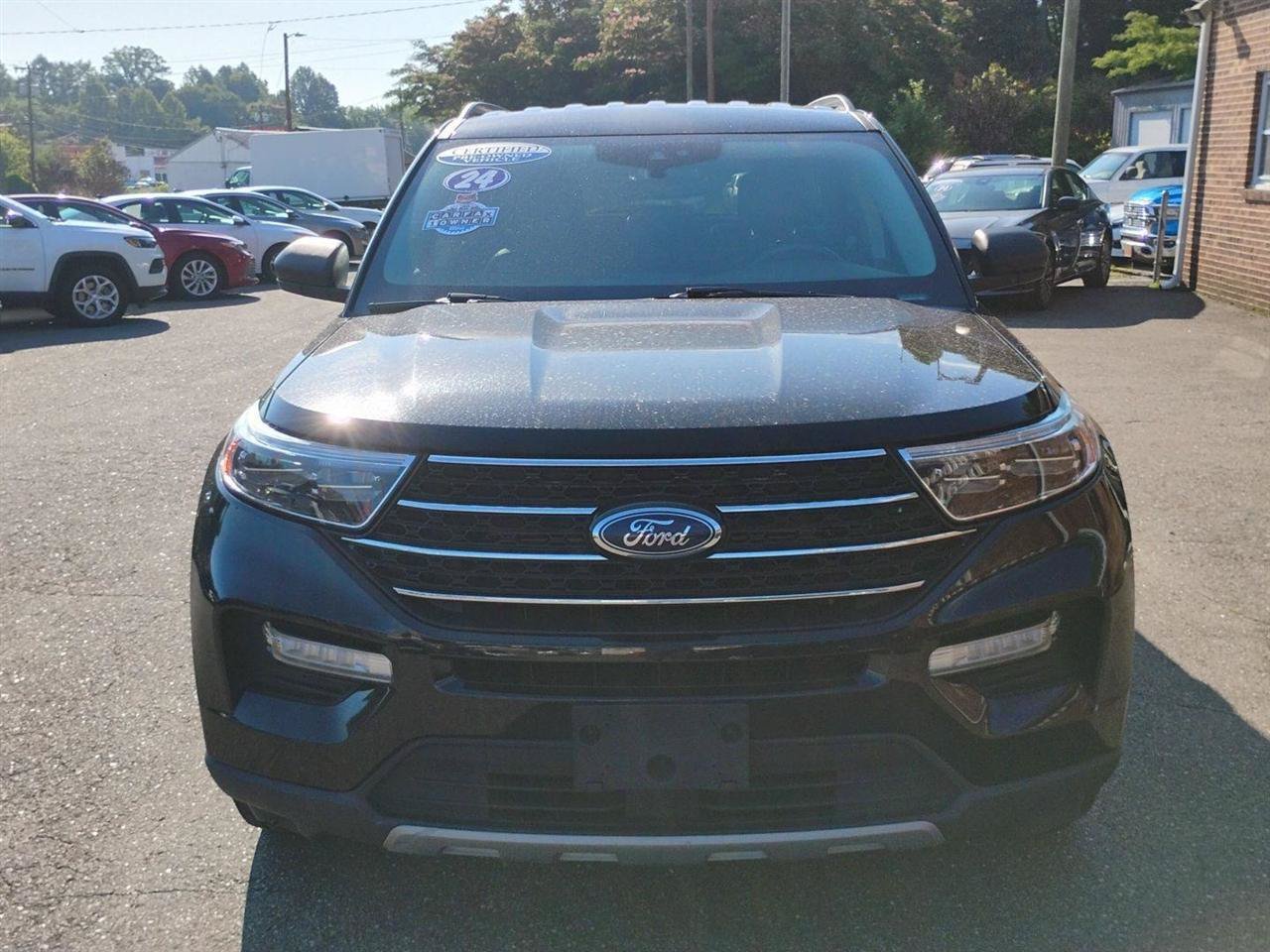 Used 2024 Ford Explorer XLT w/ Equipment Group 202A RWD image 2