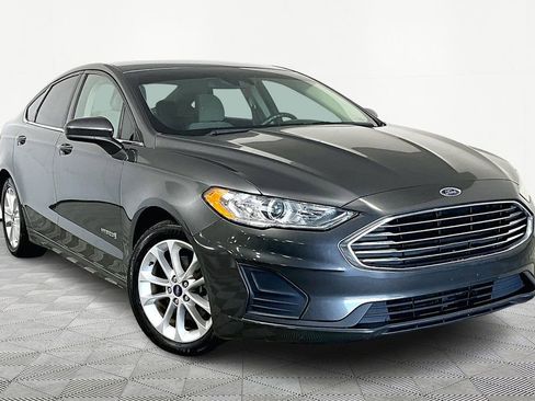Used 2019 Ford Fusion SE image 1