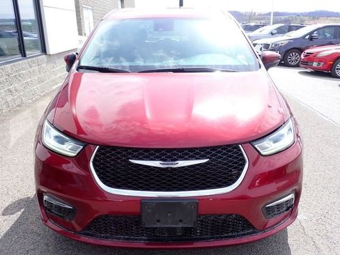 Used 2023 Chrysler Pacifica Touring-L image 6