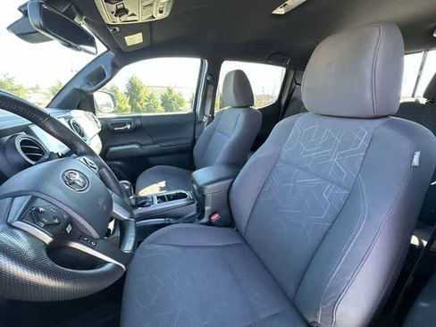 Used 2018 Toyota Tacoma TRD Off-Road w/ Technology Package image 16