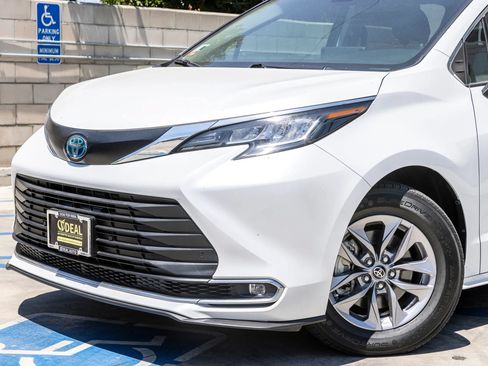 Used 2023 Toyota Sienna XLE FWD image 6