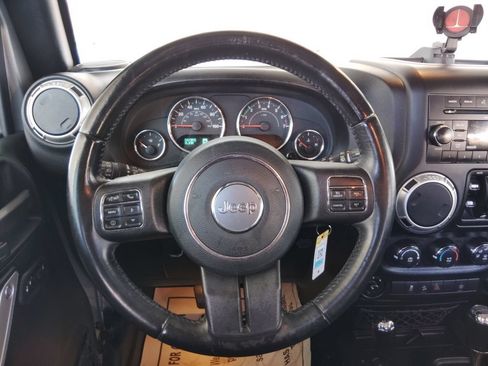 Used 2018 Jeep Wrangler Unlimited Sahara w/ Connectivity Group AWD/4WD image 24