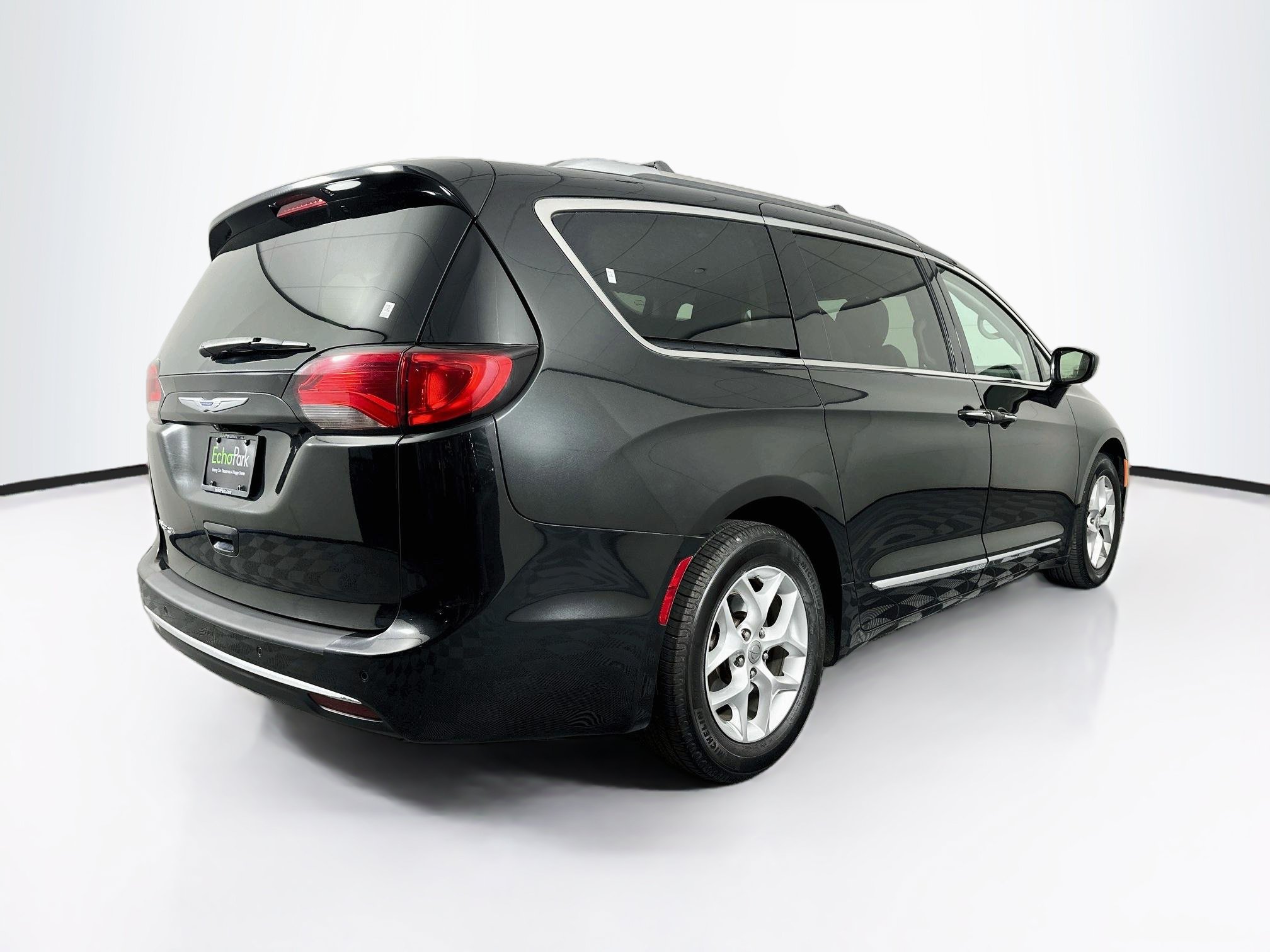 Used 2020 Chrysler Pacifica Touring-L w/ Tire & Wheel Group FWD image 9