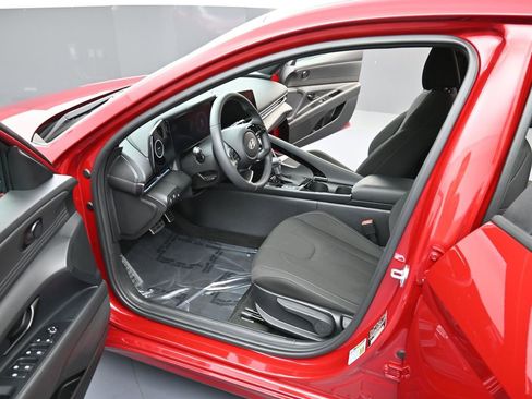 Certified 2025 Hyundai Elantra SEL image 12