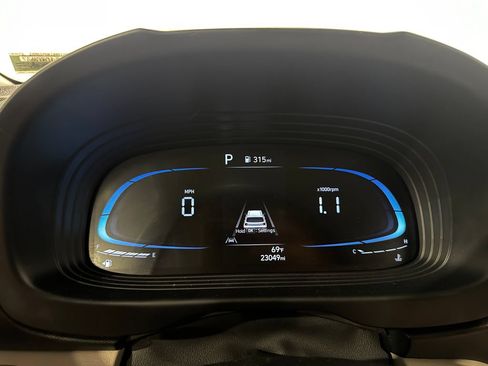 Used 2025 Hyundai Venue SEL FWD image 8