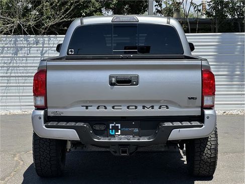 Used 2017 Toyota Tacoma TRD Off-Road AWD/4WD image 11