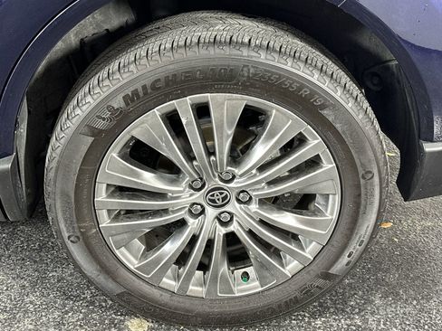 Used 2023 Toyota Venza XLE image 14