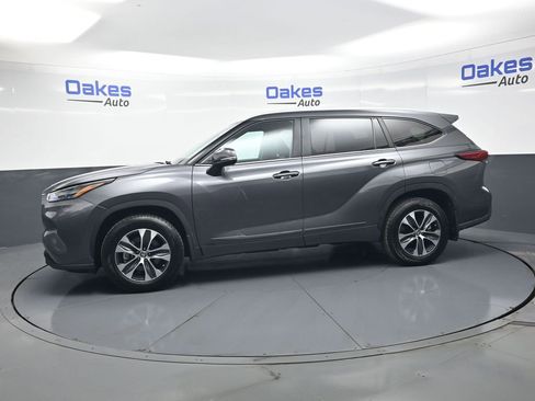 Used 2023 Toyota Highlander XLE AWD/4WD image 5