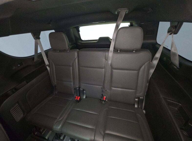 Used 2023 Chevrolet Suburban Z71 w/ Luxury Package AWD/4WD image 7