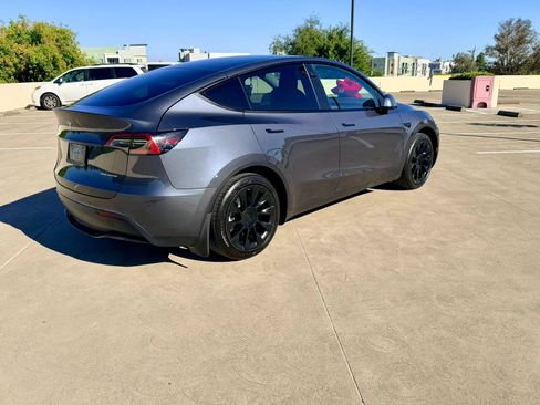 Used 2022 Tesla Model Y Long Range AWD/4WD image 6