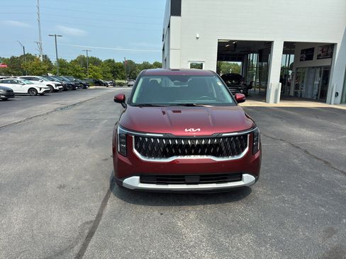 Used 2025 Kia Carnival FWD image 2