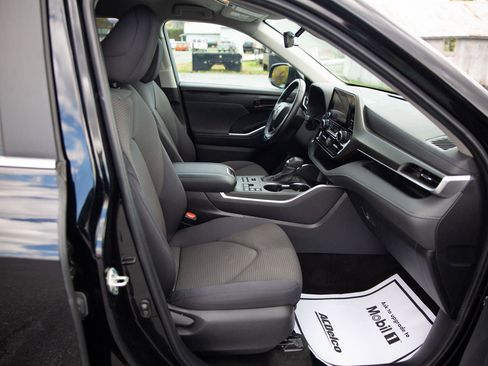 Used 2024 Toyota Highlander LE image 25