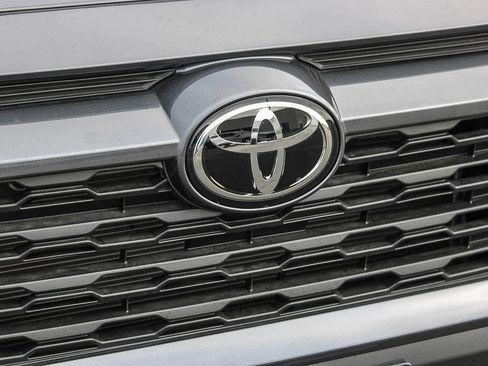 Used 2025 Toyota RAV4 XLE Premium FWD image 5