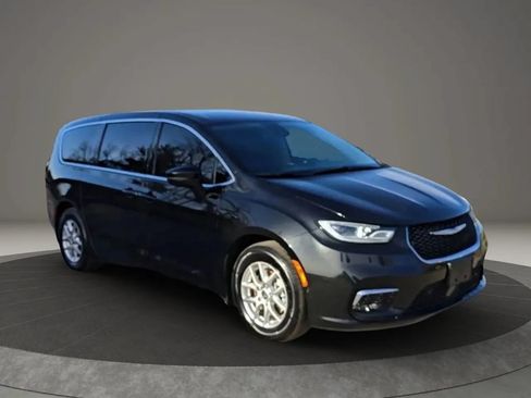 Used 2023 Chrysler Pacifica Touring-L FWD image 5
