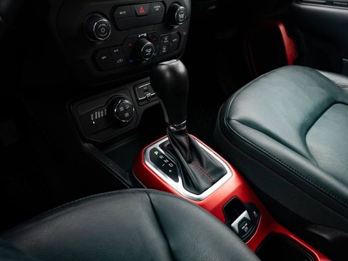 Used 2018 Jeep Renegade Trailhawk image 18