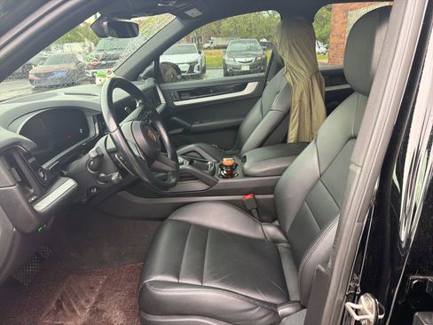 Used 2024 Porsche Cayenne AWD/4WD image 35