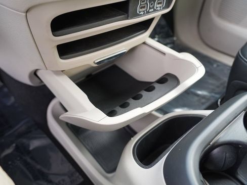 Used 2023 Chrysler Pacifica Touring-L FWD image 38