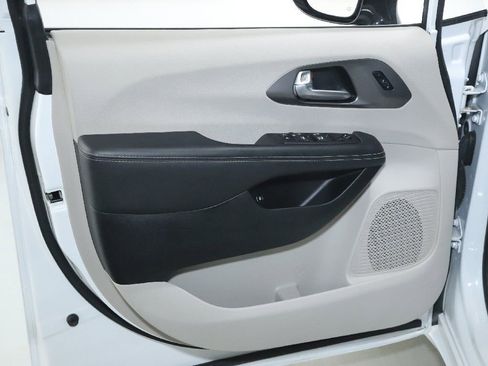 Used 2024 Chrysler Pacifica Select image 15