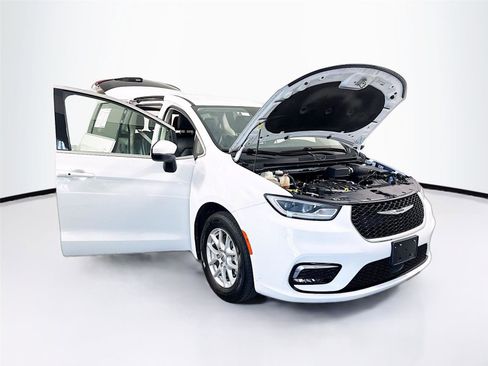 Used 2023 Chrysler Pacifica Touring-L FWD image 47