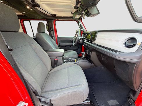 Used 2025 Jeep Wrangler Unlimited Sahara AWD/4WD image 13