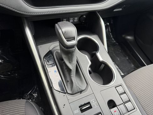 Used 2024 Toyota Highlander LE image 23