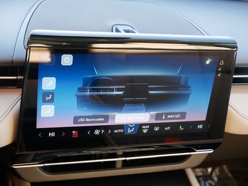 Used 2025 Lincoln Nautilus Reserve image 22