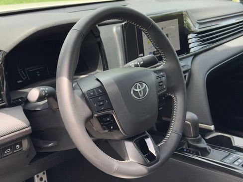 Used 2025 Toyota Camry SE w/ Convenience Package image 20