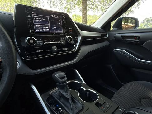 Used 2020 Toyota Highlander L FWD image 30