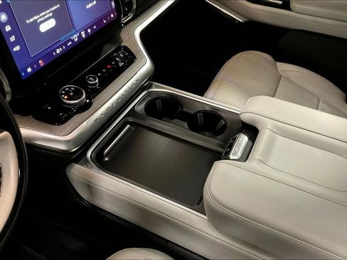 Certified 2025 Ford Expedition Max Platinum AWD/4WD image 16