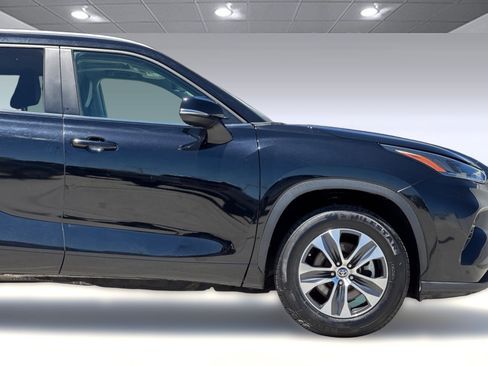 Used 2024 Toyota Highlander XLE FWD image 35