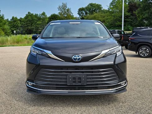 Used 2023 Toyota Sienna XLE w/ XLE Plus Package AWD/4WD image 6