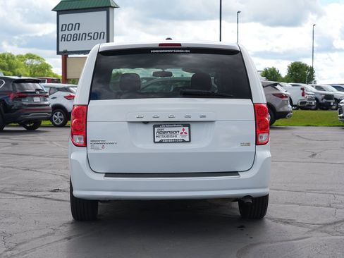 Used 2018 Dodge Grand Caravan SE w/ UConnect Hands-Free Group FWD image 4