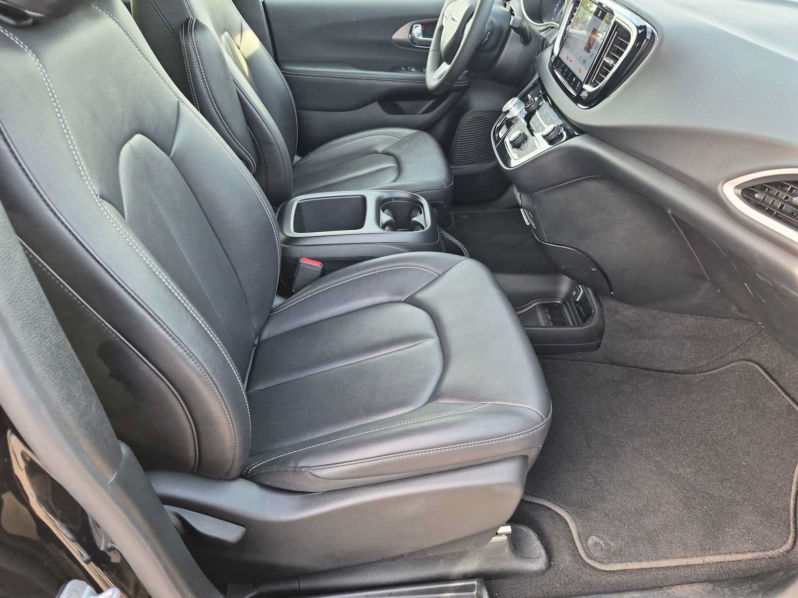 Used 2026 Chrysler Pacifica Select FWD image 21