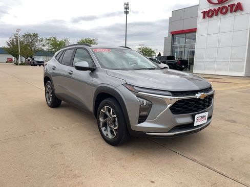 Used 2025 Chevrolet Trax LT w/ LT Convenience Package FWD image 1