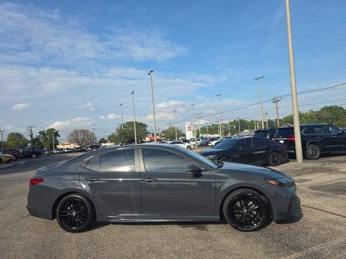 Used 2025 Toyota Camry SE FWD image 3