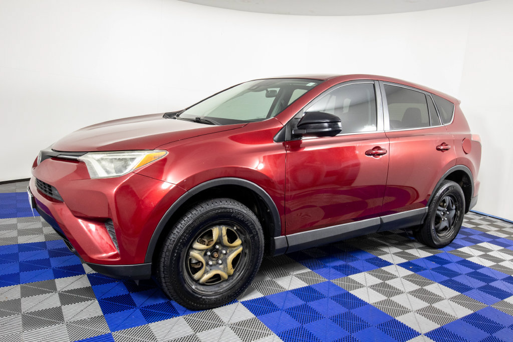 Used 2018 Toyota RAV4 LE FWD image 2