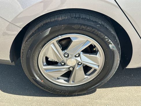 Used 2025 Hyundai Elantra SE FWD image 17