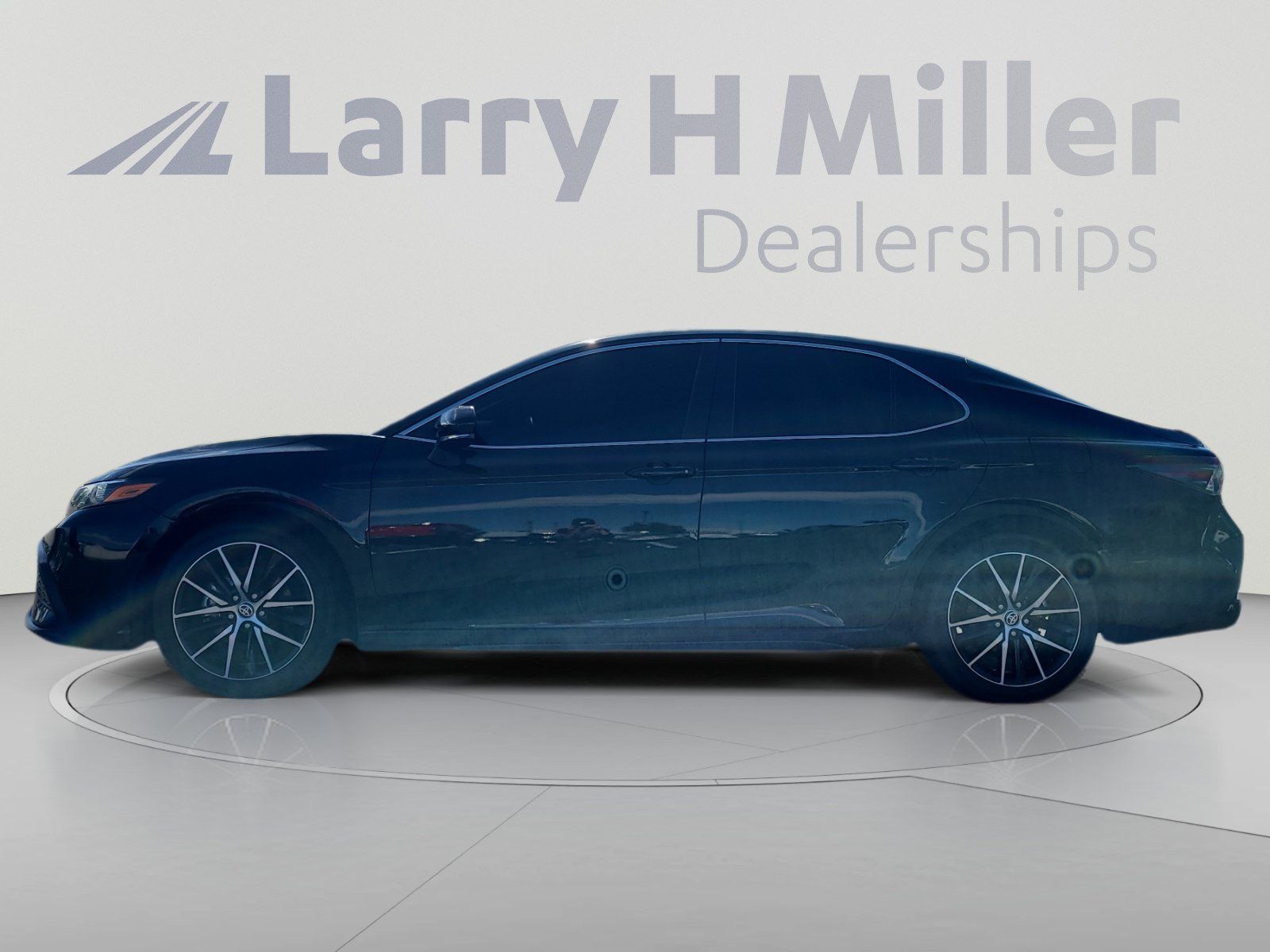 Used 2024 Toyota Camry SE FWD image 2
